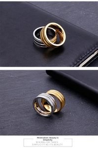 Vue détaillée de bagues en acier inoxydable brossé de 8mm avec doubles rainures or et argent