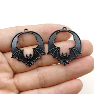 Détail de pendentifs chauve-souris en métal noir avec découpes pour création de bijoux