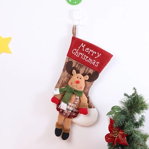 Weihnachtssocken-Detail mit 3D-Rentierpuppe, grünem Schal und kariertem Rock-Design