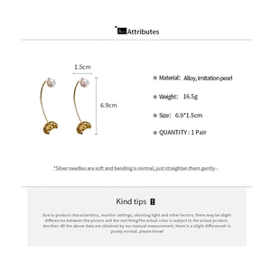 Detailed sizing chart of long gold curved earrings with pearls and metal rings