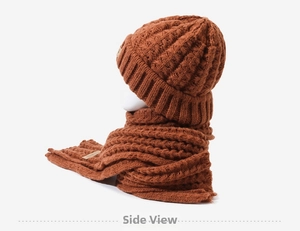 Dettaglio set cappello e sciarpa in maglia rosso ruggine con trama a coste e etichetta cuoio