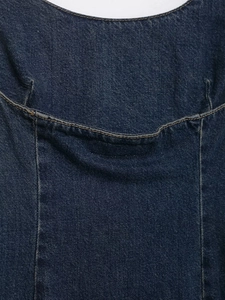 Detailansicht von dunkelblauem Denim mit Doppelnaht und gewaschener Textur