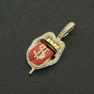 Détail du pendentif hip hop avec langue rouge sertie et symbole dollar doré brillant