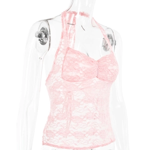 Détail de la dentelle rose et des motifs floraux sur le haut licou pour femme