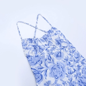 Détail de robe à fleurs bleues avec bretelles croisées et dos nu élégant