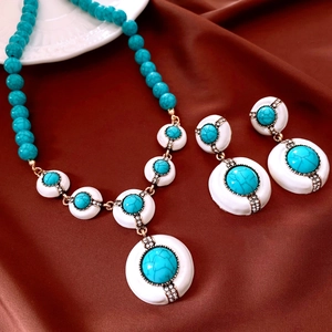 Détail de la parure vintage collier et boucles d'oreilles avec pierres turquoise