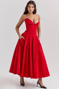Detalle del vestido corsé rojo sin tirantes con escote en V y bolsillos laterales