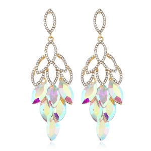 Boucles d'oreilles dorées de luxe avec gemmes arc-en-ciel AB et glands en cristal