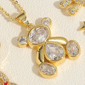 Détail d'un collier pendentif ours plaqué or 14K serti de zircons étincelants