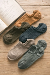 Detaillierte Stricktextur von fünf Paar Baumwoll-Sneakersocken in Morandi-Farben