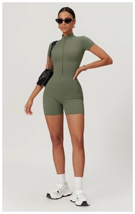 Combinaison de yoga vert olive à manches courtes avec col zippé et tissu haute élasticité