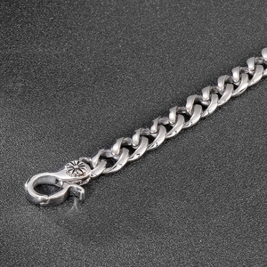 Detailansicht des silbernen Titanstahl-Panzerarmbands mit graviertem Schneckenverschluss