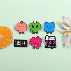 Lot de pins en émail cœur dessin animé thème Case 143 sur fond vert avec décor floral