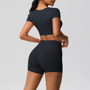 Rückansicht von schwarzem nahtlosem Crop-Top und High-Waist-Shorts-Set für Yoga