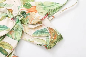 Détail de la robe à imprimé tropical avec anneau métallique et fines bretelles réglables