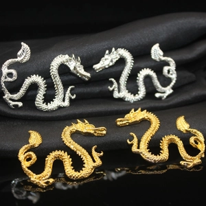 Symmetrische Drachen-Ohrklemmen in Gold und Silber mit detaillierten Schuppen