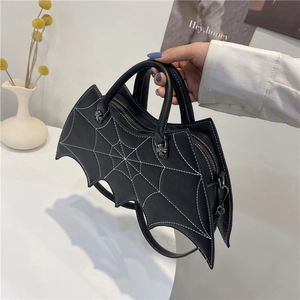 Halloween Fledermaus PU Leder Handtasche mit Spinnennetz Nähten und Kreuz Metallanhängern.
