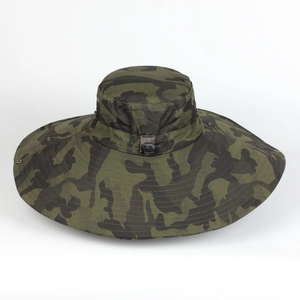 Vue détaillée du chapeau de soleil camouflage à large bord avec œillets et jugulaire