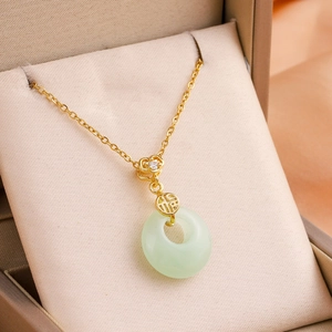 Collier avec pendentif donut en jade vert, symbole Fu doré et cristal étincelant