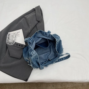 Grand sac fourre-tout en denim bleu foncé avec bords effilochés et style décontracté