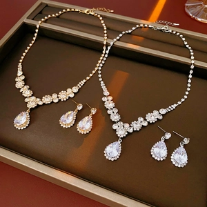 Détail du parure collier et boucles d'oreilles cristal goutte en or et argent