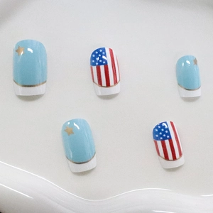 Independence Day Kunstnägel mit blauen French Tips, goldenen Sternen und US-Flaggen-Design
