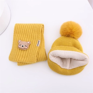 Gelbes Strickset für Kinder mit Mütze, Schal, weichem Fleece-Futter und Bären-Aufnäher