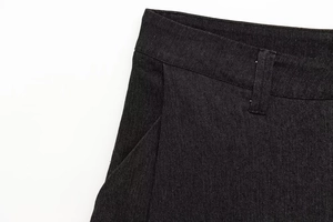 Vista dettagliata delle cuciture in vita e dei passanti per cintura di questi jeans neri