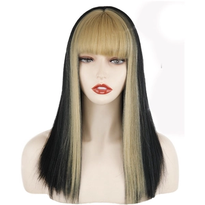 Perruque longue noire droite avec mèches blondes et frange plate sur une tête de mannequin