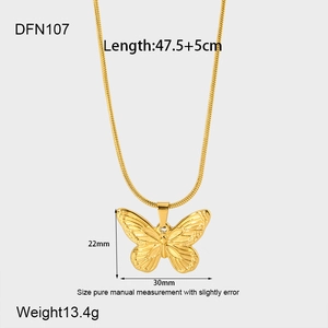Dettaglio delle dimensioni del ciondolo a farfalla in oro 18K su una catena a serpente