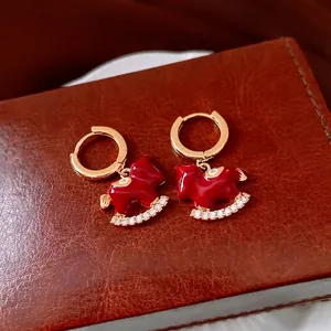 18 Karat vergoldete Schaukelpferd-Ohrringe mit roter Emaille und Zirkonia-Steinen