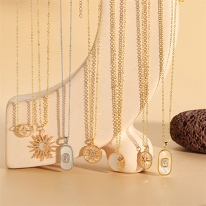 Colliers choker dorés avec pendentifs soleil et étoile en zircon sur support élégant