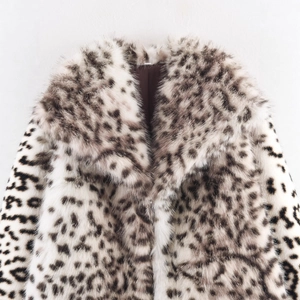 Manteau chic en fausse fourrure léopard pour femme avec grand col et texture moelleuse