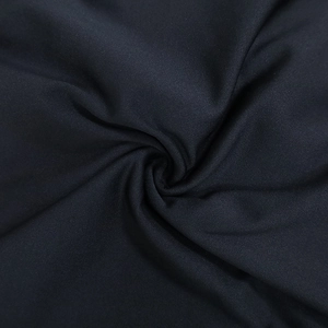 Macro della trama del tessuto elastico nero con drappeggio a spirale e lucentezza