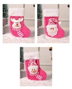 Trois chaussettes de Noël roses en peluche avec motifs renne, Père Noël et bonhomme de neige