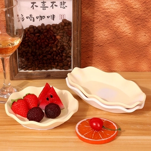 Assiette en céramique à bord ondulé pour desserts et fruits avec finition crème