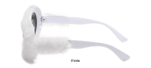 Vue latérale de lunettes de soleil ovales tendance avec bordure en peluche blanche et branches