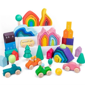 Blocs de construction en bois arc-en-ciel avec arches, arbres et petites voitures de jouet