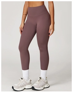 Nahaufnahme der nahtlosen High-Waist-Fitness-Leggings in mattem Morandi-Lila
