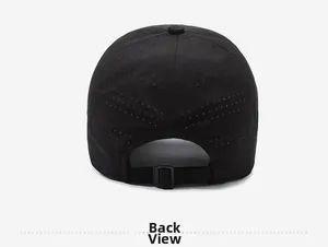 Vista posteriore del cappello nero ad asciugatura rapida con fori laser e cinturino regolabile