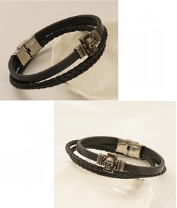 Details des doppellagigen schwarzen Lederarmbands mit Totenkopf-Edelstahlverschluss