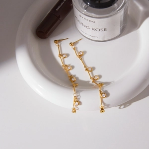 Boucles d'oreilles pendantes en acier inoxydable plaqué or 18K avec zircons blancs brillants