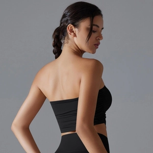 Vista lateral del sujetador deportivo bandeau negro sin costuras con detalles fruncidos