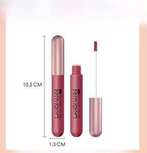 Dettaglio del rossetto opaco effetto velluto con tappo metallico e misure del prodotto