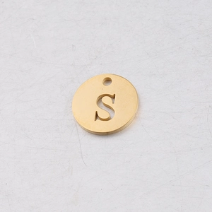 Vue détaillée du pendentif doré de 12mm en acier inoxydable avec lettre S ajourée
