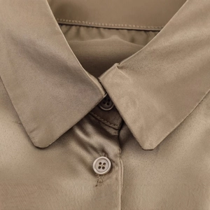 Chemise en satin de soie marron avec col classique et détails de boutons en résine