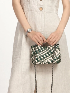 Mini geflochtene Korbtasche in Grün und Weiß mit Metallkette zu einem Sommerkleid