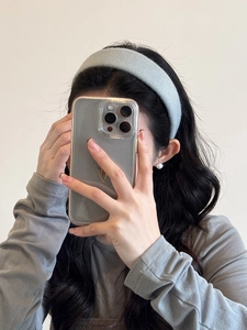 Selfie allo specchio con fascia larga in lana grigio chiaro dalla trama invernale