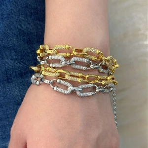 Set de cuatro pulseras de cadena dorada y plateada con detalles de circonitas pavé