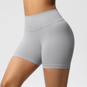 Détail du short de fitness sans couture gris clair avec taille haute gainante et côtelée